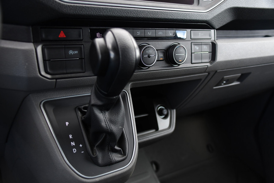 Volkswagen Crafter 35 2.0 TDI L3H3 DC Black Edition Adaptieve Cruise, Camera, Carplay, 177pk, LED, Automaat, Clima, Stoelverwarming, Trekhaak, Dodehoek, Uniek!
