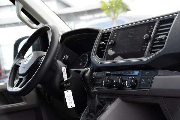 Volkswagen Crafter 35 2.0 TDI L3H3 DC Black Edition Adaptieve Cruise, Camera, Carplay, 177pk, LED, Automaat, Clima, Stoelverwarming, Trekhaak, Dodehoek, Uniek!
