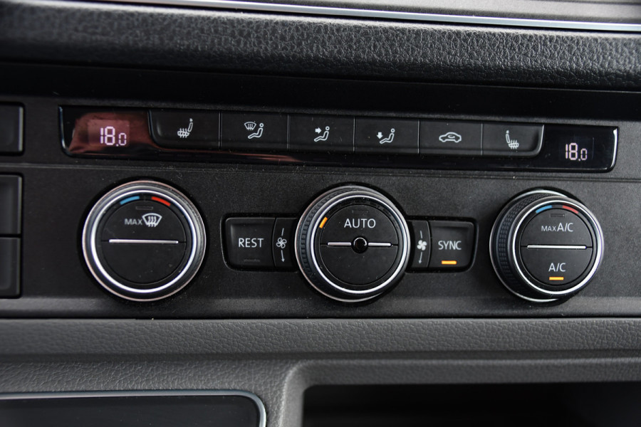 Volkswagen Crafter 35 2.0 TDI L3H3 DC Black Edition Adaptieve Cruise, Camera, Carplay, 177pk, LED, Automaat, Clima, Stoelverwarming, Trekhaak, Dodehoek, Uniek!