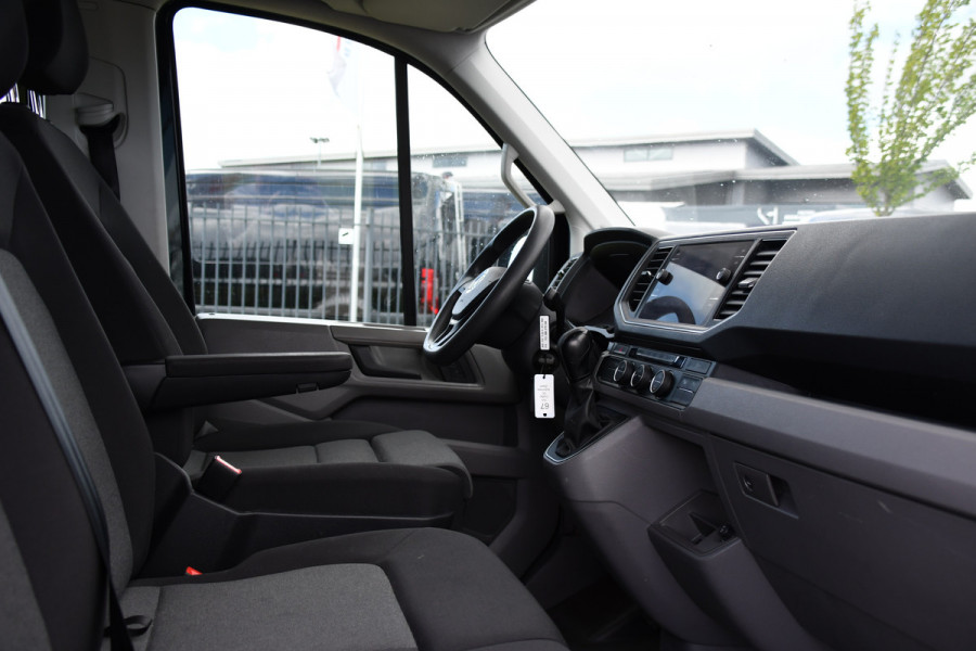 Volkswagen Crafter 35 2.0 TDI L3H3 DC Black Edition Adaptieve Cruise, Camera, Carplay, 177pk, LED, Automaat, Clima, Stoelverwarming, Trekhaak, Dodehoek, Uniek!