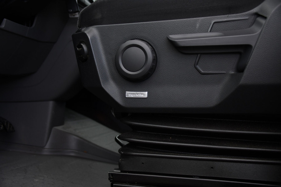 Volkswagen Crafter 35 2.0 TDI L3H3 DC Black Edition Adaptieve Cruise, Camera, Carplay, 177pk, LED, Automaat, Clima, Stoelverwarming, Trekhaak, Dodehoek, Uniek!