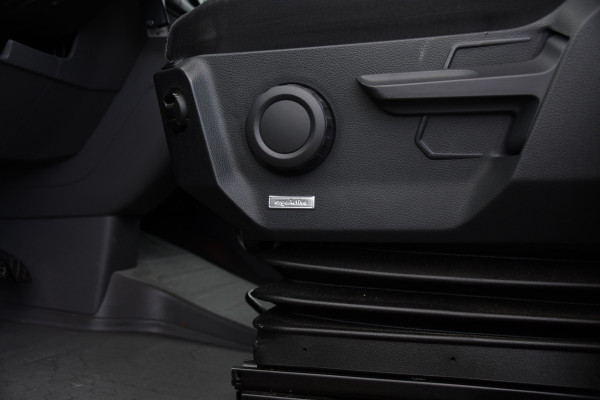 Volkswagen Crafter 35 2.0 TDI L3H3 DC Black Edition Adaptieve Cruise, Camera, Carplay, 177pk, LED, Automaat, Clima, Stoelverwarming, Trekhaak, Dodehoek, Uniek!