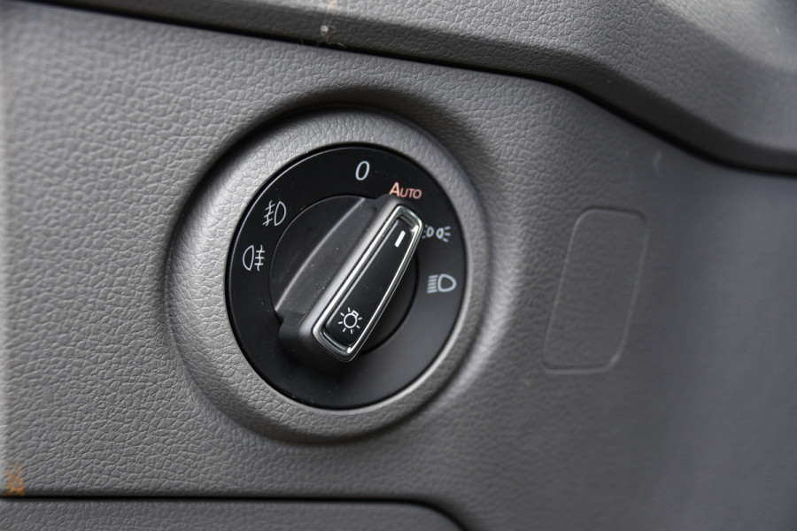 Volkswagen Crafter 35 2.0 TDI L3H3 DC Black Edition Adaptieve Cruise, Camera, Carplay, 177pk, LED, Automaat, Clima, Stoelverwarming, Trekhaak, Dodehoek, Uniek!
