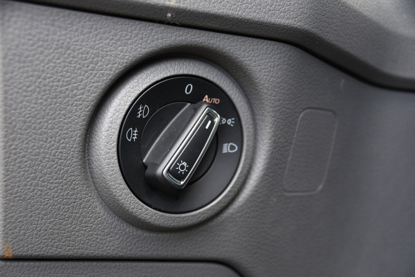 Volkswagen Crafter 35 2.0 TDI L3H3 DC Black Edition Adaptieve Cruise, Camera, Carplay, 177pk, LED, Automaat, Clima, Stoelverwarming, Trekhaak, Dodehoek, Uniek!