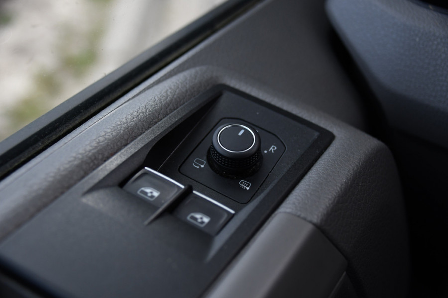 Volkswagen Crafter 35 2.0 TDI L3H3 DC Black Edition Adaptieve Cruise, Camera, Carplay, 177pk, LED, Automaat, Clima, Stoelverwarming, Trekhaak, Dodehoek, Uniek!