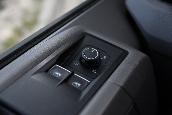 Volkswagen Crafter 35 2.0 TDI L3H3 DC Black Edition Adaptieve Cruise, Camera, Carplay, 177pk, LED, Automaat, Clima, Stoelverwarming, Trekhaak, Dodehoek, Uniek!