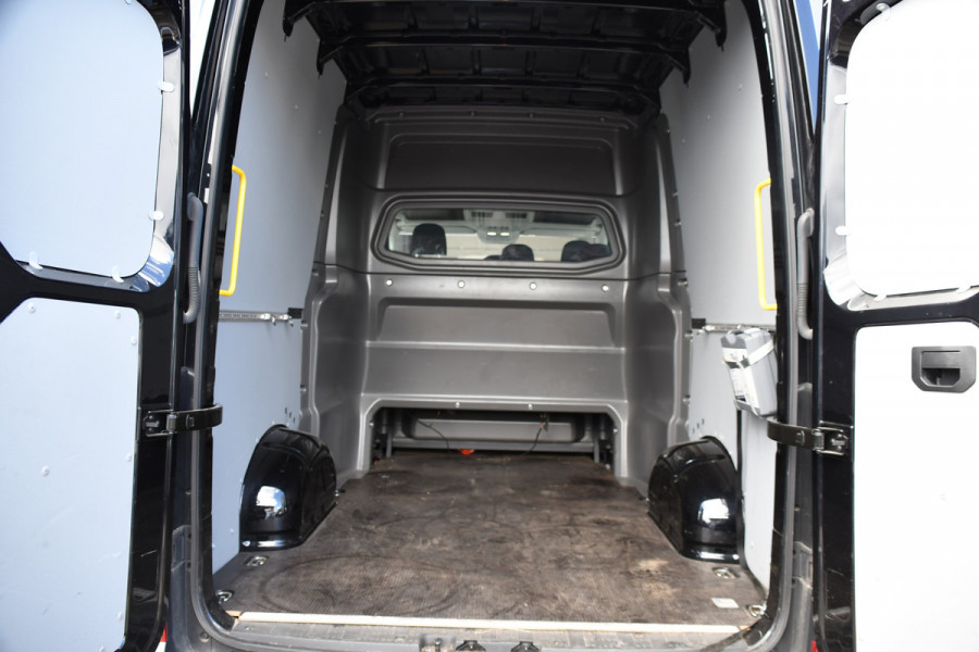Volkswagen Crafter 35 2.0 TDI L3H3 DC Black Edition Adaptieve Cruise, Camera, Carplay, 177pk, LED, Automaat, Clima, Stoelverwarming, Trekhaak, Dodehoek, Uniek!