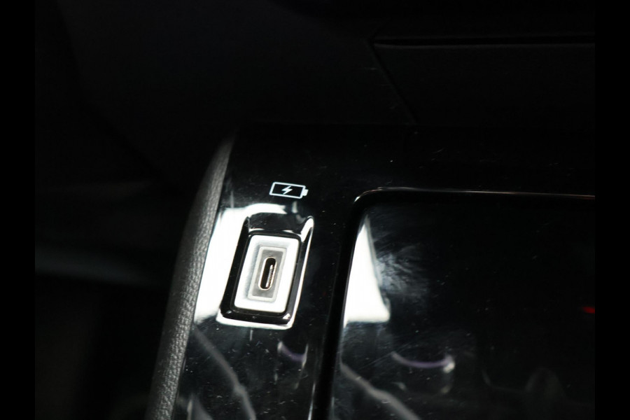 Peugeot e-2008 EV GT 50 kWh 3-FASE + ADAPTIVE CRUISE | STOELVERW. | 18 INCH | LED | APPLE CARPLAY | CAMERA