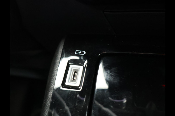 Peugeot e-2008 EV GT 50 kWh 3-FASE + ADAPTIVE CRUISE | STOELVERW. | 18 INCH | LED | APPLE CARPLAY | CAMERA