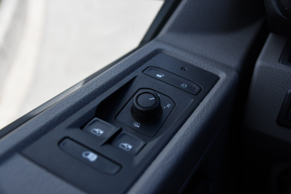 Volkswagen Transporter 2.0 TDI L2H1 30 Highline Black Edition Adaptieve Cruise, Camera, Carplay, 150pk, Trekhaak, Stoelverwarming, LED, Automaat, Standkachel, Sensoren, Uniek!