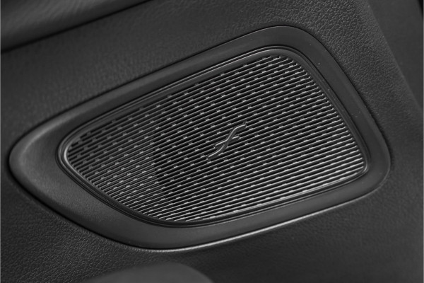 Mercedes-Benz C-Klasse 200 Launch Edition AMG Line Pano Burmester Trekhaak Camera Stoelverw