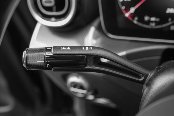 Mercedes-Benz C-Klasse 200 Launch Edition AMG Line Pano Burmester Trekhaak Camera Stoelverw