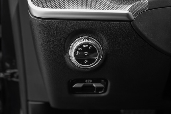Mercedes-Benz C-Klasse 200 Launch Edition AMG Line Pano Burmester Trekhaak Camera Stoelverw
