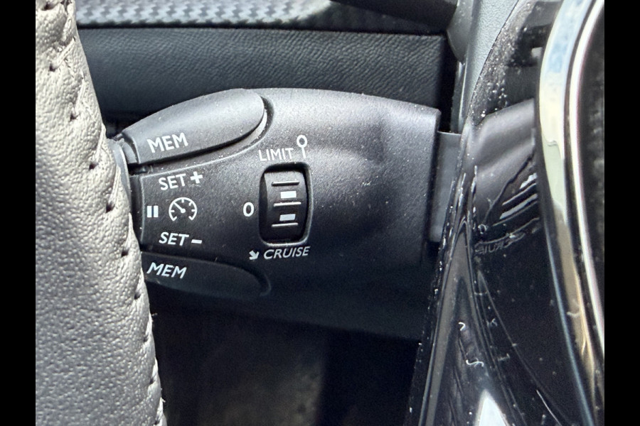 Peugeot e-2008 EV Allure 50 kWh (Keyless Entry - LED - Parkeersensoren V+A - Navigatie - Automatische Airco - 3D Cockpit - Apple Carplay)