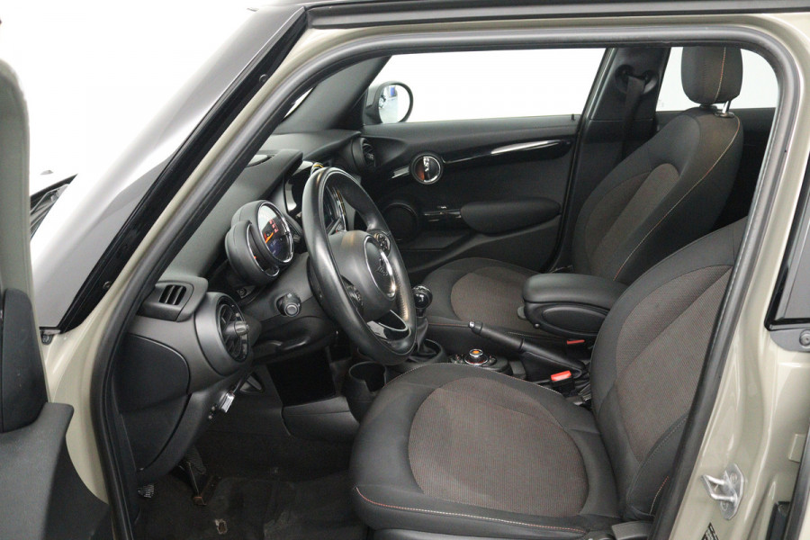 MINI Mini 1.5 Cooper Pepper (PANORAMADAK, STOELVERWARMING, CRUISE CONTROL, NAVIGATIE, PARKEERSENSOREN)