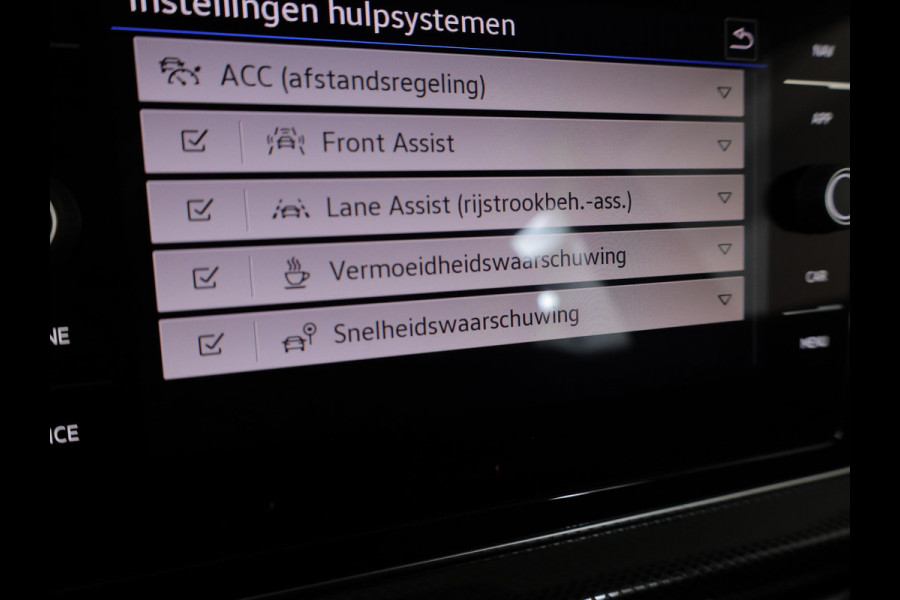 Volkswagen T-Cross 1.0 TSI Life Edition Goal 95PK | Navigatie | Parkeersensoren voor en achter | Stoelverwarming |