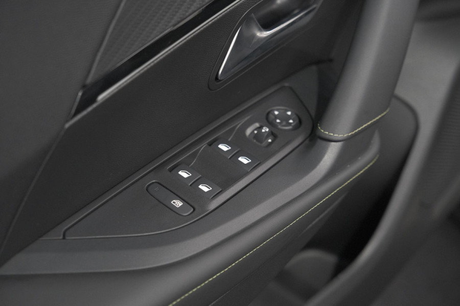 Peugeot 2008 PureTech 130 EAT8 GT | Camera | Apple Carplay | Parkeersensoren | 17 Inch Lichtmetalen Velgen