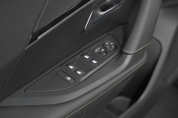 Peugeot 2008 PureTech 130 EAT8 GT | Camera | Apple Carplay | Parkeersensoren | 17 Inch Lichtmetalen Velgen