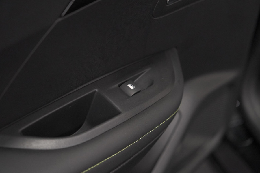 Peugeot 2008 PureTech 130 EAT8 GT | Camera | Apple Carplay | Parkeersensoren | 17 Inch Lichtmetalen Velgen