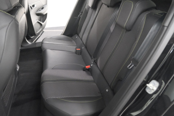 Peugeot 2008 PureTech 130 EAT8 GT | Camera | Apple Carplay | Parkeersensoren | 17 Inch Lichtmetalen Velgen