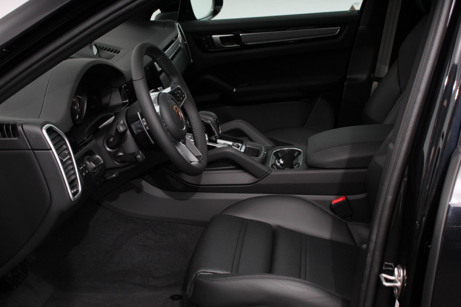 Porsche Cayenne Coupé 3.0 E-Hybrid Platinum Edition Luchtvering Leder Panoramadak Camera Navigatie Elektrisch bedienbare achterklep Apple Carplay/ Android  Lichtmetalen velgen Cruise control Sfeerlichting