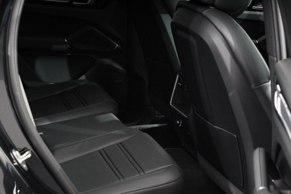 Porsche Cayenne Coupé 3.0 E-Hybrid Platinum Edition Luchtvering Leder Panoramadak Camera Navigatie Elektrisch bedienbare achterklep Apple Carplay/ Android  Lichtmetalen velgen Cruise control Sfeerlichting