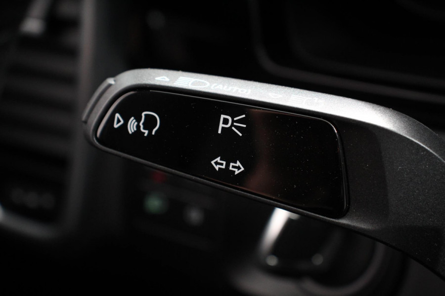 Porsche Cayenne Coupé 3.0 E-Hybrid Platinum Edition Luchtvering Leder Panoramadak Camera Navigatie Elektrisch bedienbare achterklep Apple Carplay/ Android  Lichtmetalen velgen Cruise control Sfeerlichting