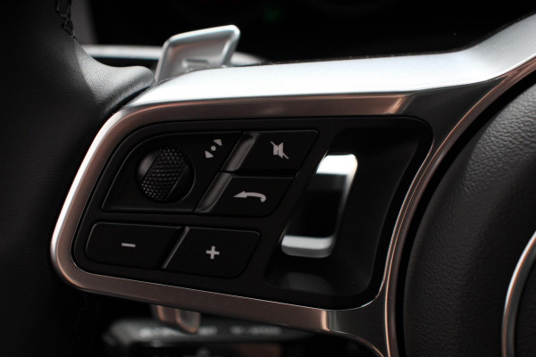 Porsche Cayenne Coupé 3.0 E-Hybrid Platinum Edition Luchtvering Leder Panoramadak Camera Navigatie Elektrisch bedienbare achterklep Apple Carplay/ Android  Lichtmetalen velgen Cruise control Sfeerlichting