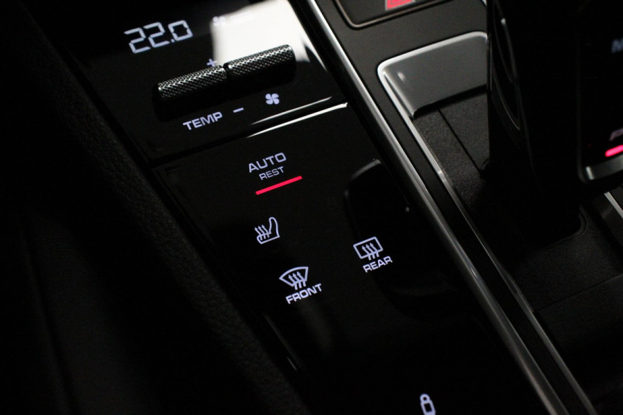 Porsche Cayenne Coupé 3.0 E-Hybrid Platinum Edition Luchtvering Leder Panoramadak Camera Navigatie Elektrisch bedienbare achterklep Apple Carplay/ Android  Lichtmetalen velgen Cruise control Sfeerlichting