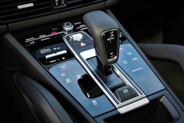 Porsche Cayenne Coupé 3.0 E-Hybrid Platinum Edition Luchtvering Leder Panoramadak Camera Navigatie Elektrisch bedienbare achterklep Apple Carplay/ Android  Lichtmetalen velgen Cruise control Sfeerlichting