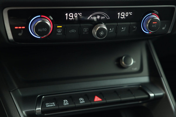 Audi Q3 35 TFSI 3x S Line / PANODAK / CARPLAY / SFEERVERL. / ELEK. STOEL