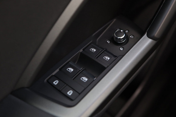 Audi Q3 35 TFSI 3x S Line / PANODAK / CARPLAY / SFEERVERL. / ELEK. STOEL