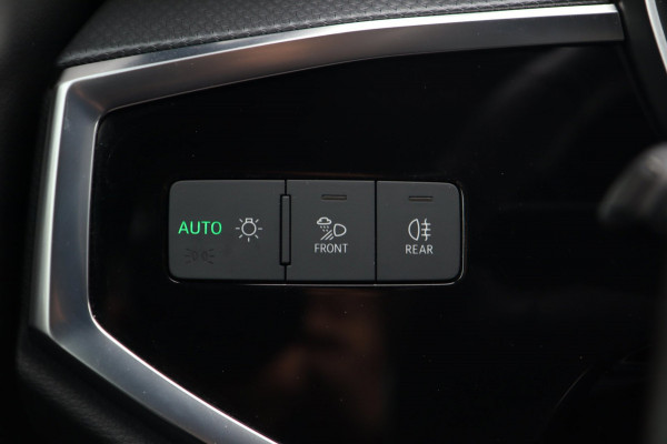 Audi Q3 35 TFSI 3x S Line / PANODAK / CARPLAY / SFEERVERL. / ELEK. STOEL