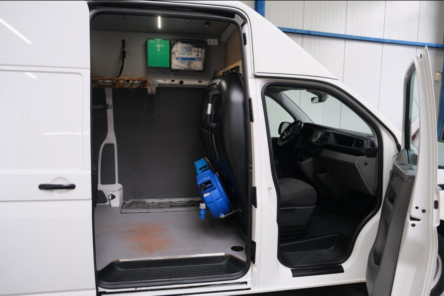 Volkswagen Transporter 2.0 TDI L2H2 30 - Airco, Cruise, PDC, Carplay, Inrichting, Trekhaak.