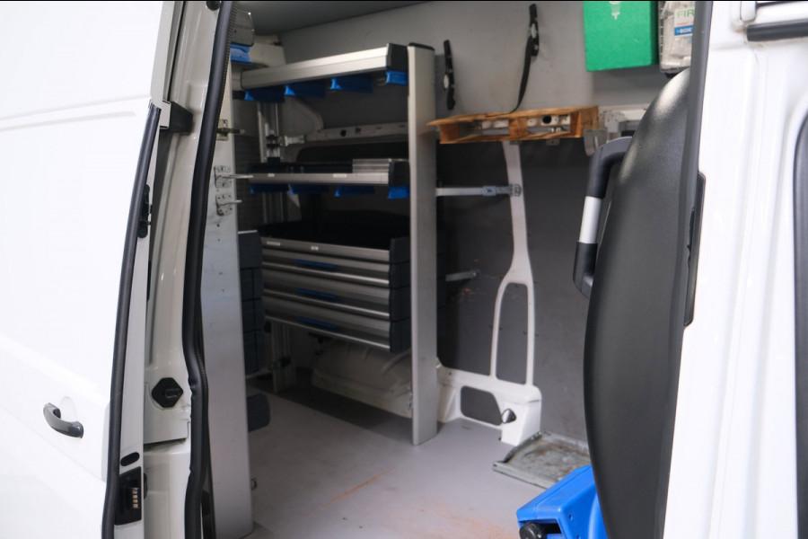 Volkswagen Transporter 2.0 TDI L2H2 30 - Airco, Cruise, PDC, Carplay, Inrichting, Trekhaak.
