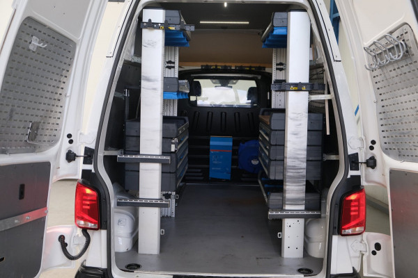 Volkswagen Transporter 2.0 TDI L2H2 30 - Airco, Cruise, PDC, Carplay, Inrichting, Trekhaak.