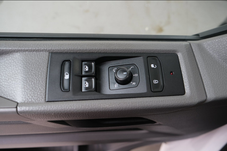 Volkswagen Transporter 2.0 TDI L2H2 30 - Airco, Cruise, PDC, Carplay, Inrichting, Trekhaak.