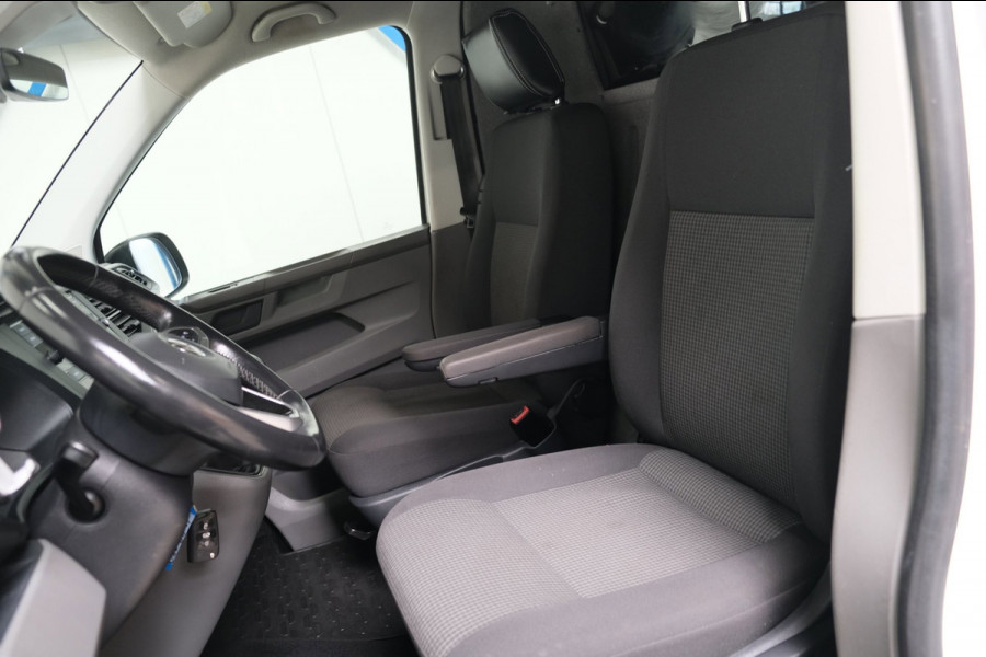Volkswagen Transporter 2.0 TDI L2H2 30 - Airco, Cruise, PDC, Carplay, Inrichting, Trekhaak.