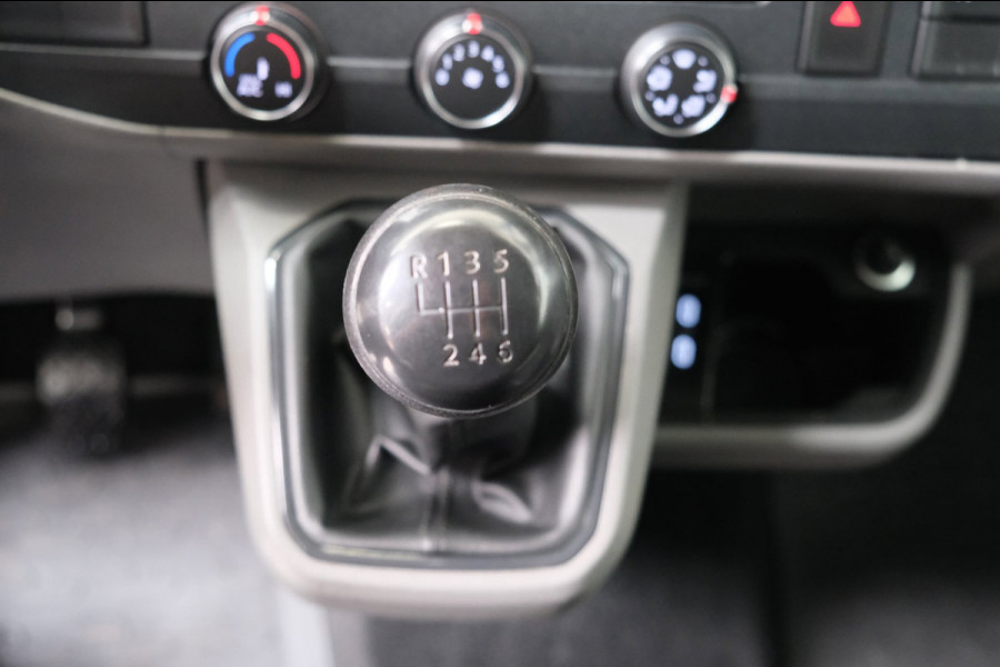 Volkswagen Transporter 2.0 TDI L2H2 30 - Airco, Cruise, PDC, Carplay, Inrichting, Trekhaak.
