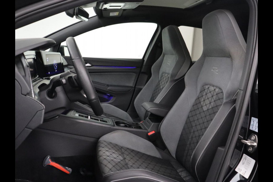 Volkswagen Golf 1.5 eTSI R-Line | Panoramadak | Stoelverwarming | Matrix LED | Keyless | Sfeerverlichting | Carplay | Adaptive cruise | Navigatie | Side Assist | Park Assist | Stuurverwarming | Sportstoelen