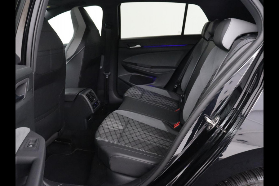 Volkswagen Golf 1.5 eTSI R-Line | Panoramadak | Stoelverwarming | Matrix LED | Keyless | Sfeerverlichting | Carplay | Adaptive cruise | Navigatie | Side Assist | Park Assist | Stuurverwarming | Sportstoelen