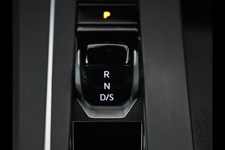 Volkswagen Golf 1.5 eTSI R-Line | Panoramadak | Stoelverwarming | Matrix LED | Keyless | Sfeerverlichting | Carplay | Adaptive cruise | Navigatie | Side Assist | Park Assist | Stuurverwarming | Sportstoelen