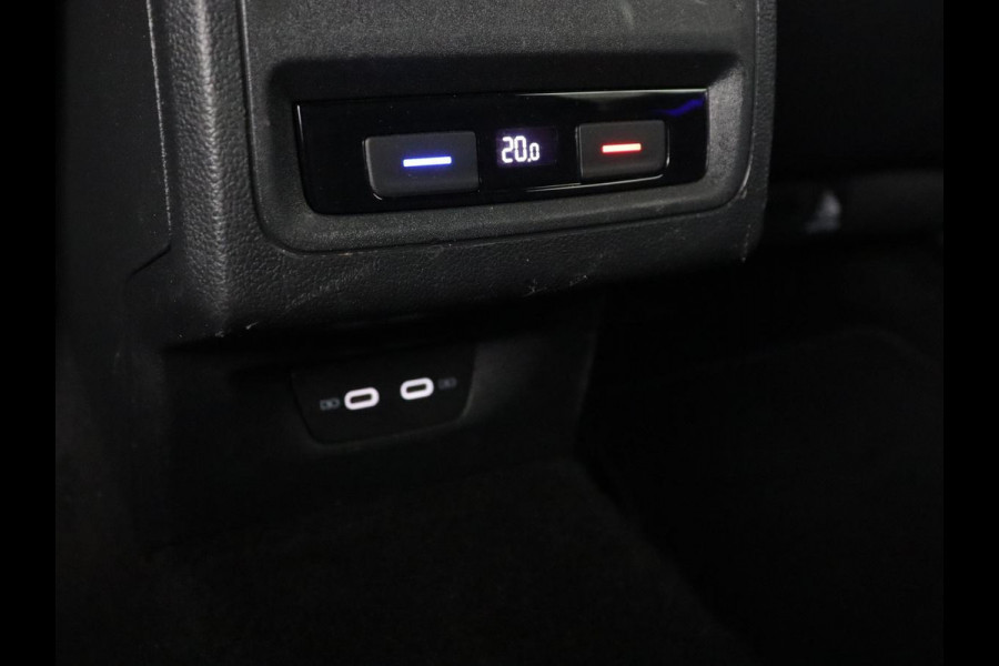 Volkswagen Golf 1.5 eTSI R-Line | Panoramadak | Stoelverwarming | Matrix LED | Keyless | Sfeerverlichting | Carplay | Adaptive cruise | Navigatie | Side Assist | Park Assist | Stuurverwarming | Sportstoelen
