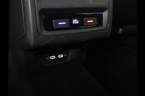 Volkswagen Golf 1.5 eTSI R-Line | Panoramadak | Stoelverwarming | Matrix LED | Keyless | Sfeerverlichting | Carplay | Adaptive cruise | Navigatie | Side Assist | Park Assist | Stuurverwarming | Sportstoelen