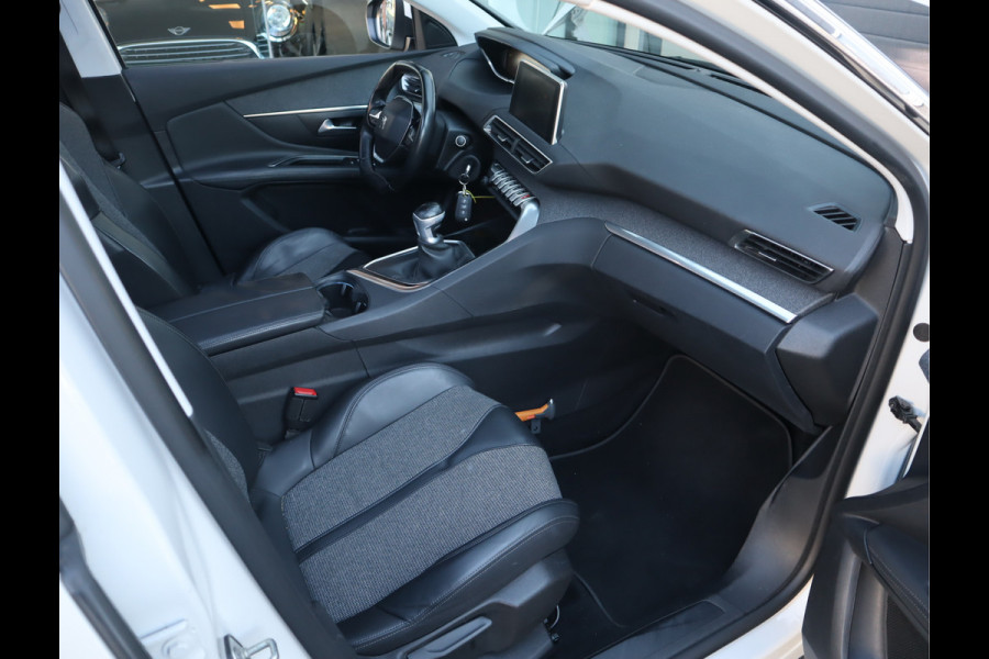 Peugeot 3008 Allure Navi / Pano / Climate / Pdc Nieuwe D-riem/ All-season banden/ Keurige auto
