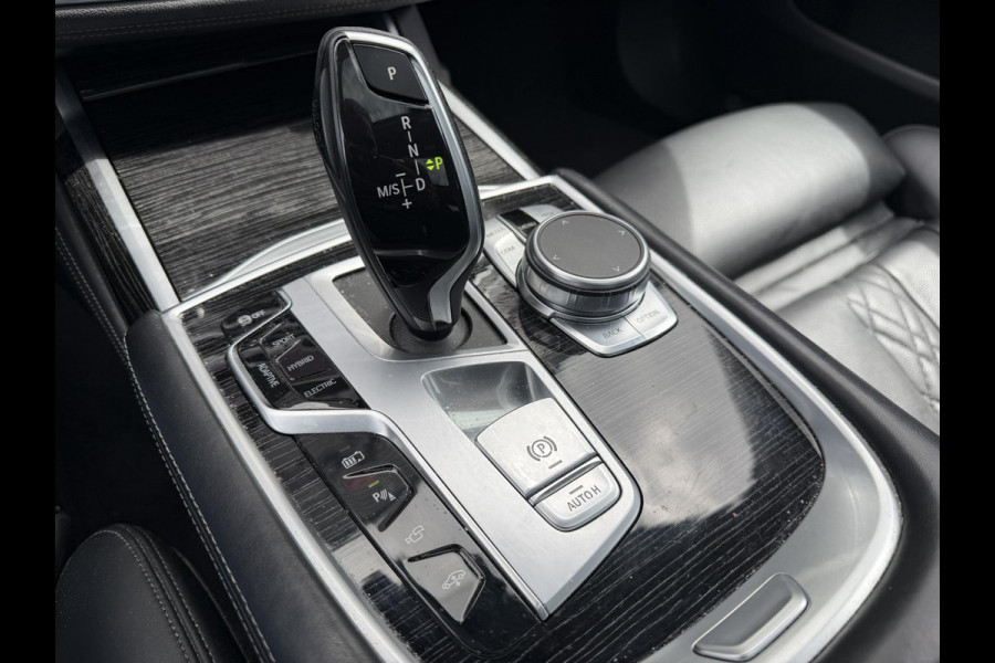 BMW 7 Serie 745Le xDrive High Executive | TV Schermen | Panoramadak | 360* Camera | Massage | Head-Up Display |