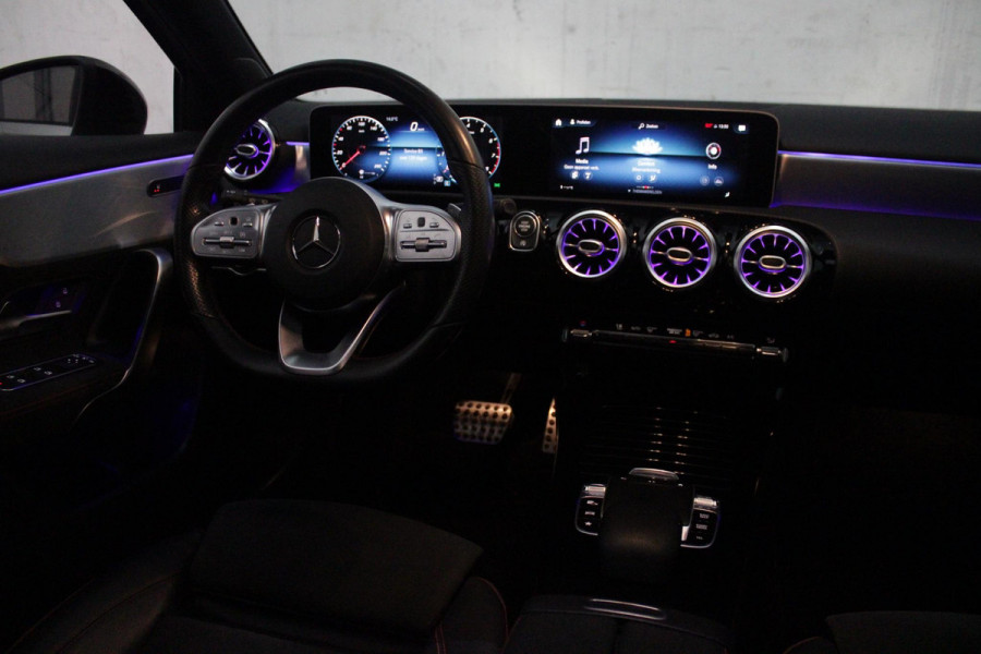 Mercedes-Benz A-Klasse 220 190PK AUTOMAAT BUSINESS SOLUTION AMG | PANORAMA SCHUIF/KANTEL DAK | SFEER VERLICHTING VOOR + ACHTER | STOEL VERWARMING OP BEIDE VOORSTOELEN | MULTIBEAM LED KOPLAMPEN | ACHTERUITRIJ CAMERA | APPLE CARPLAY/ANDROID AUTO | NAVIGATIE | CRUISE CONTROL | NIGHT PAKKET | VERKEERSLICHTEN WEERGAVE | 17" LICHTMETALEN VELGEN AMG | HEMELBEKLEDING ZWART | MBUX MULTIMEDIA SYSTEEM | SPORTSTOELEN | PARKEERSENSOREN VOOR + ACHTER | DRAADLOZE TELEFOONLADER |