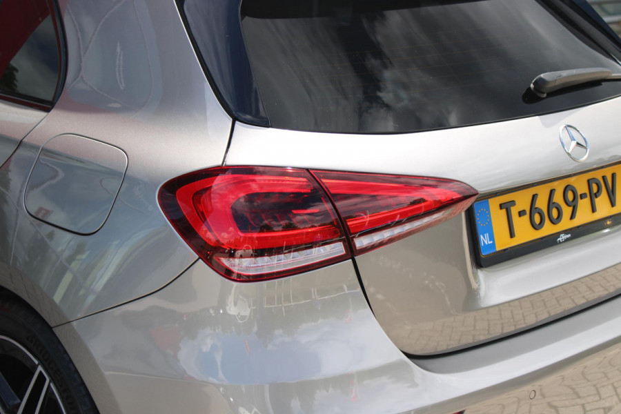 Mercedes-Benz A-Klasse 220 190PK AUTOMAAT BUSINESS SOLUTION AMG | PANORAMA SCHUIF/KANTEL DAK | SFEER VERLICHTING VOOR + ACHTER | STOEL VERWARMING OP BEIDE VOORSTOELEN | MULTIBEAM LED KOPLAMPEN | ACHTERUITRIJ CAMERA | APPLE CARPLAY/ANDROID AUTO | NAVIGATIE | CRUISE CONTROL | NIGHT PAKKET | VERKEERSLICHTEN WEERGAVE | 17" LICHTMETALEN VELGEN AMG | HEMELBEKLEDING ZWART | MBUX MULTIMEDIA SYSTEEM | SPORTSTOELEN | PARKEERSENSOREN VOOR + ACHTER | DRAADLOZE TELEFOONLADER |
