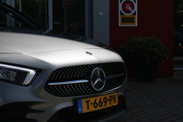 Mercedes-Benz A-Klasse 220 190PK AUTOMAAT BUSINESS SOLUTION AMG | PANORAMA SCHUIF/KANTEL DAK | SFEER VERLICHTING VOOR + ACHTER | STOEL VERWARMING OP BEIDE VOORSTOELEN | MULTIBEAM LED KOPLAMPEN | ACHTERUITRIJ CAMERA | APPLE CARPLAY/ANDROID AUTO | NAVIGATIE | CRUISE CONTROL | NIGHT PAKKET | VERKEERSLICHTEN WEERGAVE | 17" LICHTMETALEN VELGEN AMG | HEMELBEKLEDING ZWART | MBUX MULTIMEDIA SYSTEEM | SPORTSTOELEN | PARKEERSENSOREN VOOR + ACHTER | DRAADLOZE TELEFOONLADER |