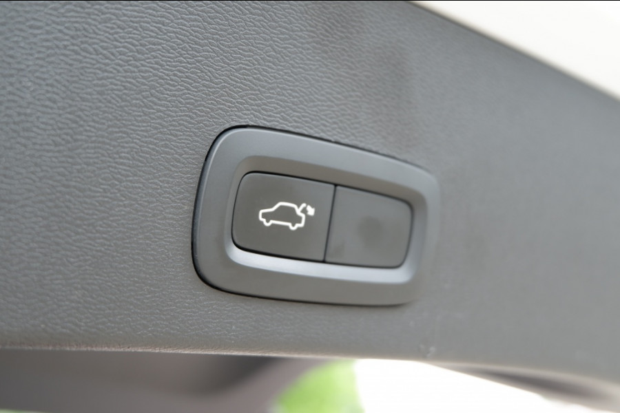 Volvo XC40 2.0 T4 AWD R-disign / INCL. 12 mnd BOVAG / Schuif-kantel dak